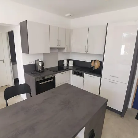 Neuf Avec Balcon Et Parking, Piscine Au Domaine De La Saviniere - Fr-1-194-306 Apartment