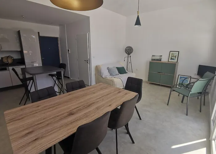 Apartment Neuf Avec Balcon Et Parking, Piscine Au Domaine De La Saviniere - Fr-1-194-306