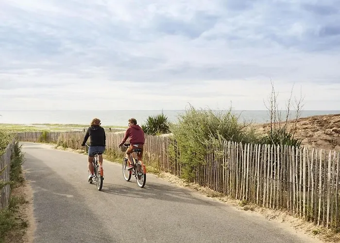 Neuf Avec Balcon Et Parking, Piscine Au Domaine De La Saviniere - Fr-1-194-306 Apartment *